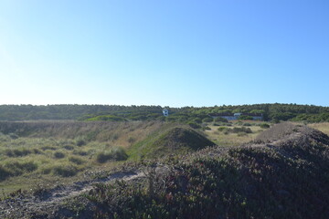 Fototapeta premium Pequeñas sierras al lado del mar