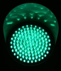Fondo con detalle y textura de luz de semaforo LED en tonos verdes
