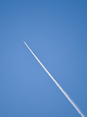Fondo natural con cielo de color azul y estela de avion volando