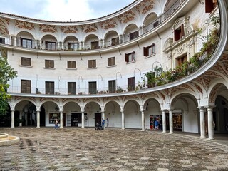 Obraz premium View of a semicircular building with an arched gallery and fountain