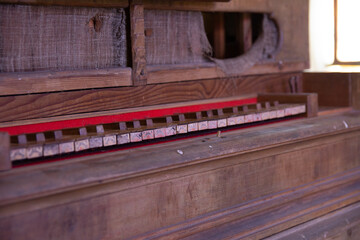 Tasten einer alten Orgel