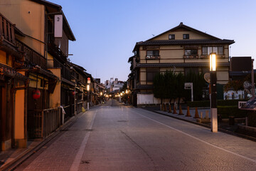 早朝の古都京都祇園花見小路