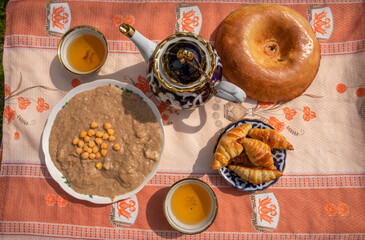 The spring dish Halisa, green tea in the Uzbek porcelain teapot 