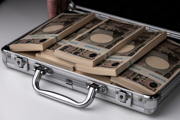 アタッシュケースに入った大量の1万円札の札束