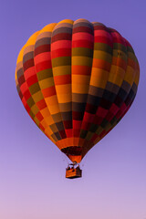 Globos aerostáticos volando sobre zona arqueológica de México al amanecer en Teotihuacán