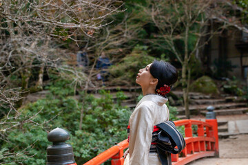 晩秋の宮島で着物姿の女性