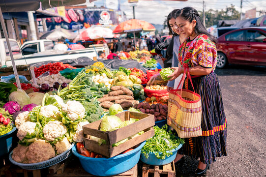 Mujeres Latinas en un mercado local. 