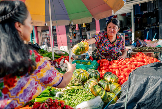 Vendedora en un puesto de vegetales frescos en el mercado de Quetzaltenango. 