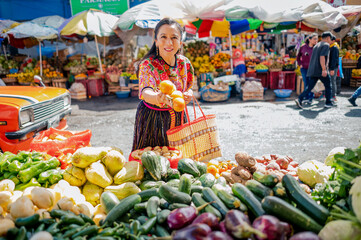 Mujer Latina en mercado central de Guatemala. 