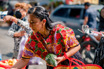 Mujer comprando vegetales frescos en un mercado Local de Guatemala. 
