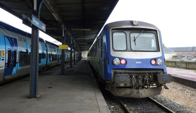 Trains TER SNCF en gare de Dieppe en d&eacute;cembre 2013.