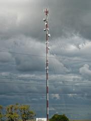 Very tall communications tower - 552481675