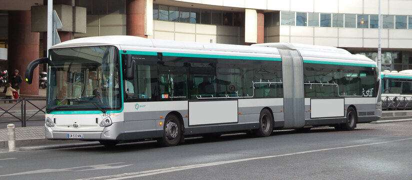 Autobus exploité par la RATP à Paris en mars 2014 au niveau de la gare Montparnasse 3.