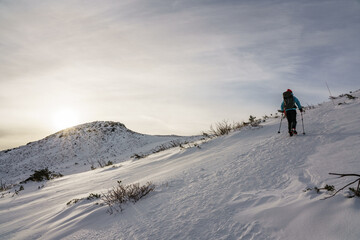 朝焼けの冬山トレッカー　安達太良山