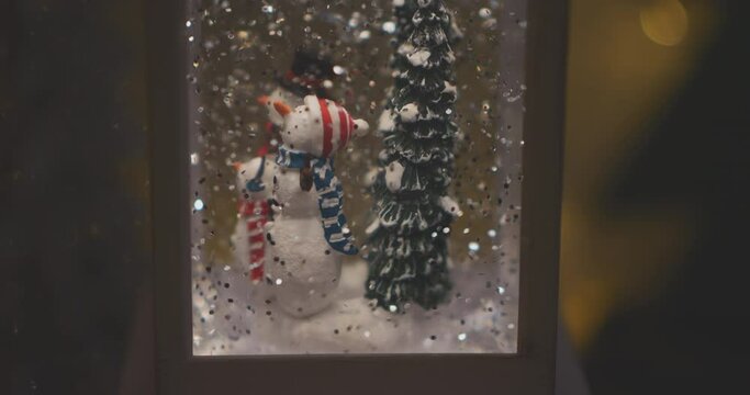 Schneekugel mit Schneemann zeitlupe seitlich v-log