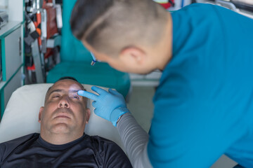 Obraz premium Top view of a doctor examining a patient in an ambulance