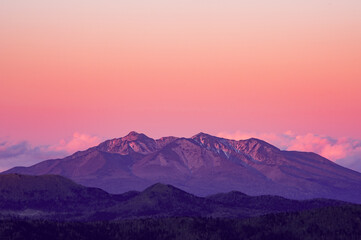 Fototapeta na wymiar ピンク色に染まる空と山の稜線。日本の北海道の斜里岳。