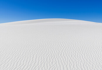 Fototapeta na wymiar Sand dune under a perfect blue sky in White Sands National Park