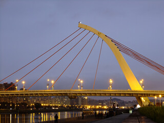 Obraz premium Night view of the Dazhi Bridge