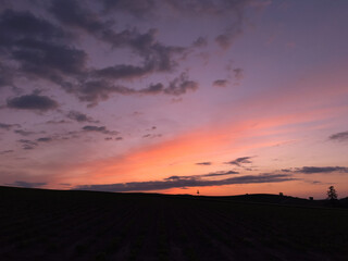 Obraz premium Spring hills where the sun sets