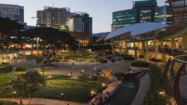 Abendliches Leben in einer modern Shopping Mall - time lapse panoramisch