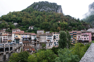 Obraz premium Hanging houses in the village of Pont en Royan in Isère in France