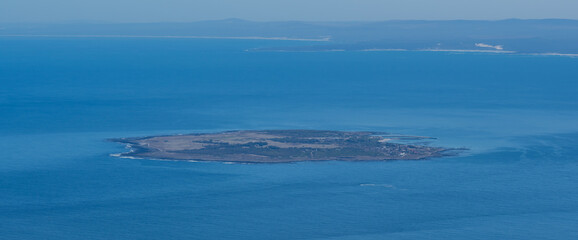 Robben Island ist eine Insel in der Tafelbucht bei Kapstadt im Atlantik - 552514819