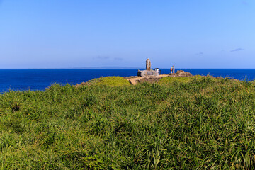 沖縄本島最北端の辺戸岬にあるモニュメントと遠方に見える与論島