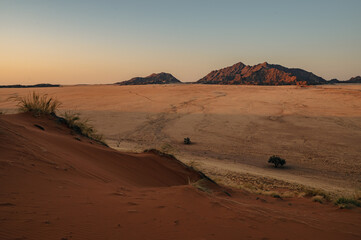 Fototapeta na wymiar Idyllischer Blick von der Elim Düne in Richtung Naukluft Gebirge im Abendrot (Sesriem, Namibia)