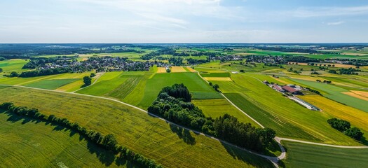Fototapeta premium Landwirtschaftlich geprägte Landschaft im schwäbischen Naturpark Westliche Wälder - Ausblick ins Schmuttertal 