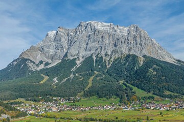 Das imposante Massiv der Zugspitze von der Tiroler Seite gesehen