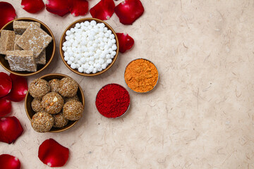 haldi kum kum, Tilgul bowls with Rose petal decoration 
