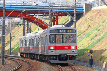 Fototapeta premium 東急池上線を走る車両