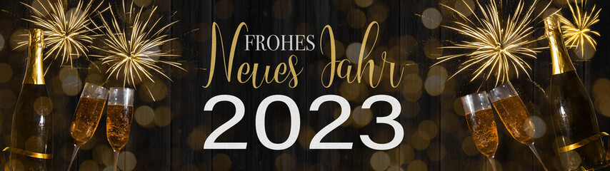 Frohes neues Jahr 2023 Silvester Neujahr Feiertag Grußkarte lang Banner Panorama  - Champagner oder Sektflasche, Sektkübel und Sektgläser die anstoßen, Feuerwerk, Hintergrund schwarze dunkle Holzwand