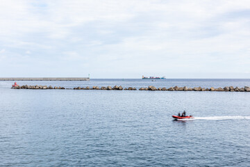 Obraz premium Small boat entering Las Palmas de Gran Canaria port, Spain.