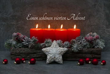 Dekoration zum vierten Advent, rote brennende Kerzen mit Tannenzweigen und dem Text einen schönen...