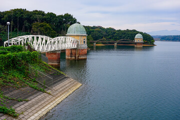 Fototapeta premium 村山下貯水池の取水塔（多摩湖）