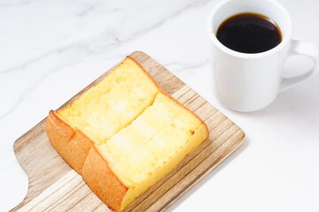 フレンチトーストとコーヒーの朝食