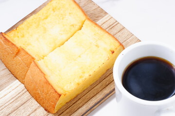 フレンチトーストとコーヒーの朝食