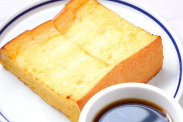 フレンチトーストとコーヒーの朝食