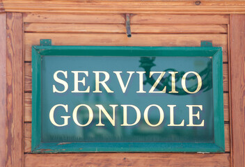 Text SERVIZIO GONDOLE  means Gondola Service in Venice Italy