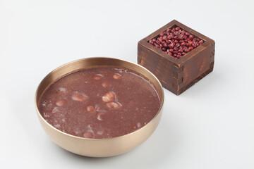 Boiled red beans, crushed them in a sieve, put rice in the water of the field, and put it in a soft porridge.
 팥을 푹 삶아서 체에 으깨어 밭인 물에 쌀을 넣고 쑨 죽.
