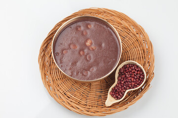 Boiled red beans, crushed them in a sieve, put rice in the water of the field, and put it in a soft porridge.
 팥을 푹 삶아서 체에 으깨어 밭인 물에 쌀을 넣고 쑨 죽.
