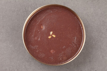 Boiled red beans, crushed them in a sieve, put rice in the water of the field, and put it in a soft porridge.
 팥을 푹 삶아서 체에 으깨어 밭인 물에 쌀을 넣고 쑨 죽.
