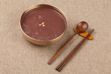 Boiled red beans, crushed them in a sieve, put rice in the water of the field, and put it in a soft...