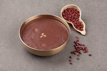 Boiled red beans, crushed them in a sieve, put rice in the water of the field, and put it in a soft porridge.
 팥을 푹 삶아서 체에 으깨어 밭인 물에 쌀을 넣고 쑨 죽.
