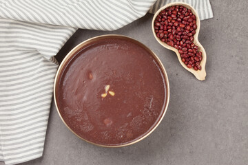 Boiled red beans, crushed them in a sieve, put rice in the water of the field, and put it in a soft porridge.
 팥을 푹 삶아서 체에 으깨어 밭인 물에 쌀을 넣고 쑨 죽.
