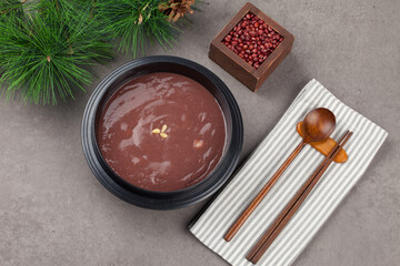 Boiled red beans, crushed them in a sieve, put rice in the water of the field, and put it in a soft...