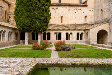 Obraz premium Cloisters and garden at the Saint-Guilhem-le-Desert abbey in France