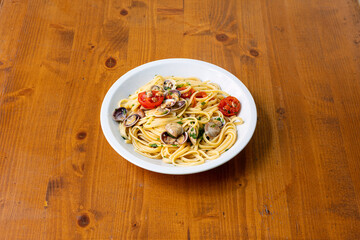 linguine alle vongole, linguine, linguine alle vongole e pomodorini, alle vongole, vongole,  pasta, italia, tipico, primi piatti, piatti di pesce, pesce, mare, prezzemolo, cena, Spaghettoni, Pomodorin